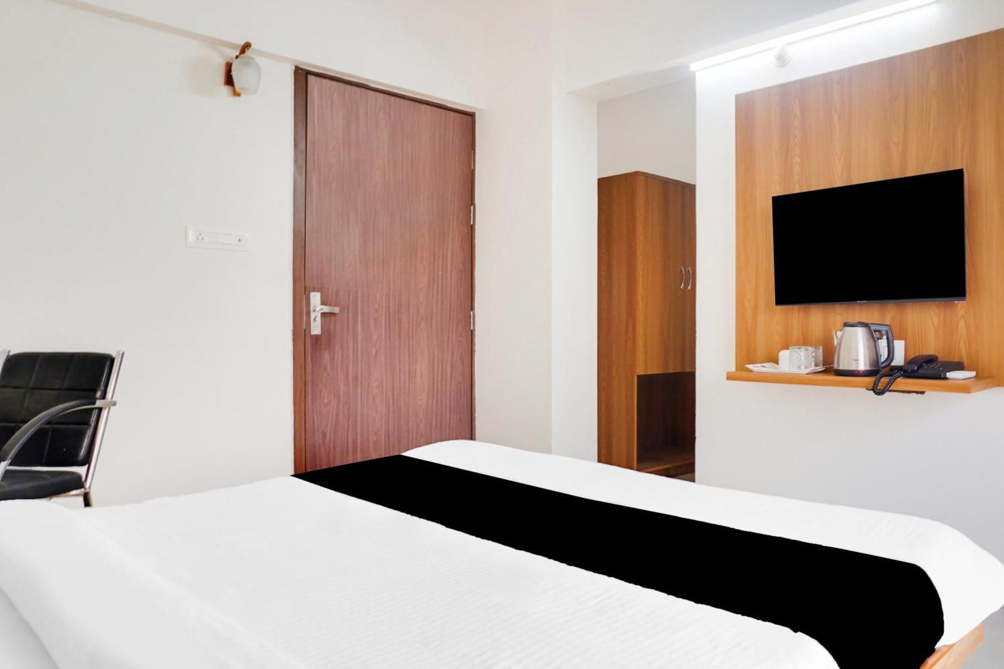 Super Townhouse Lohegaon Near Pune Airport Formerly Landmark Regency Lohogaon Εξωτερικό φωτογραφία